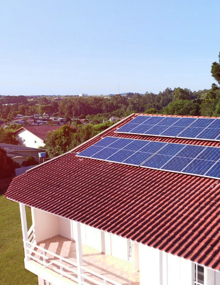 casa com painéis fotovoltaicos