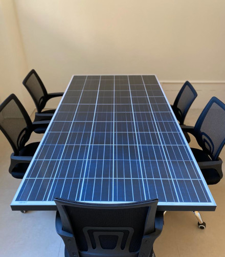 Sala de reunião onde a mesa é um panél fotovoltaico